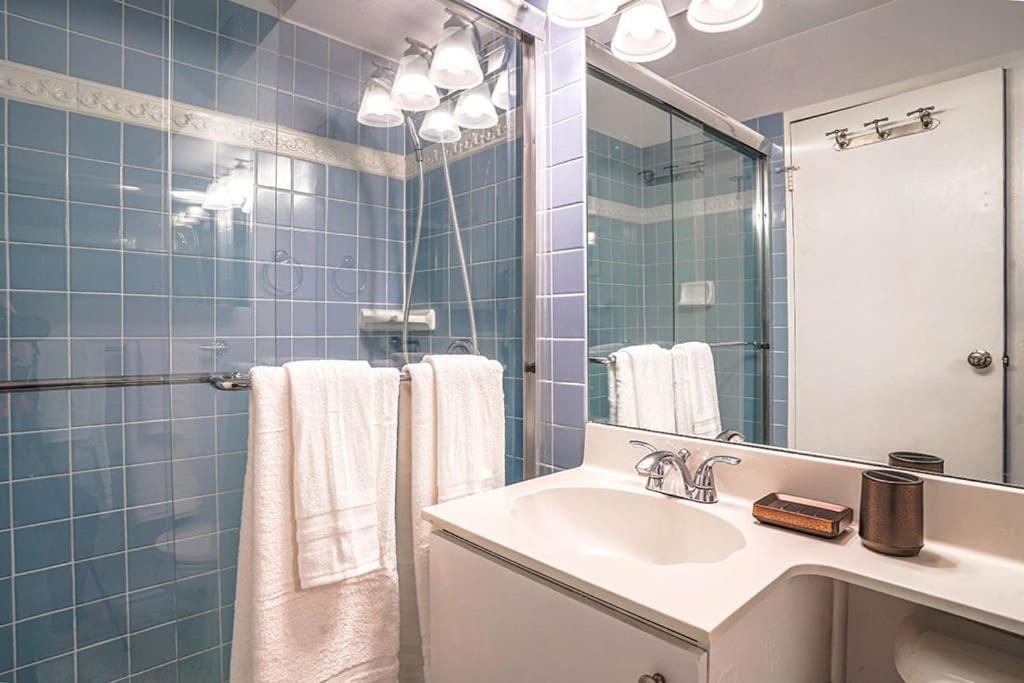 Tranquil 2br Downtown Condo, Parking, King Bed Apartamento