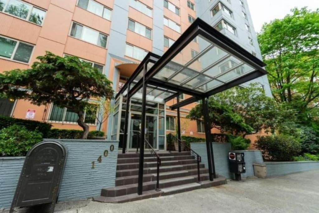 Tranquil 2br Downtown Condo, Parking, King Bed Apartamento