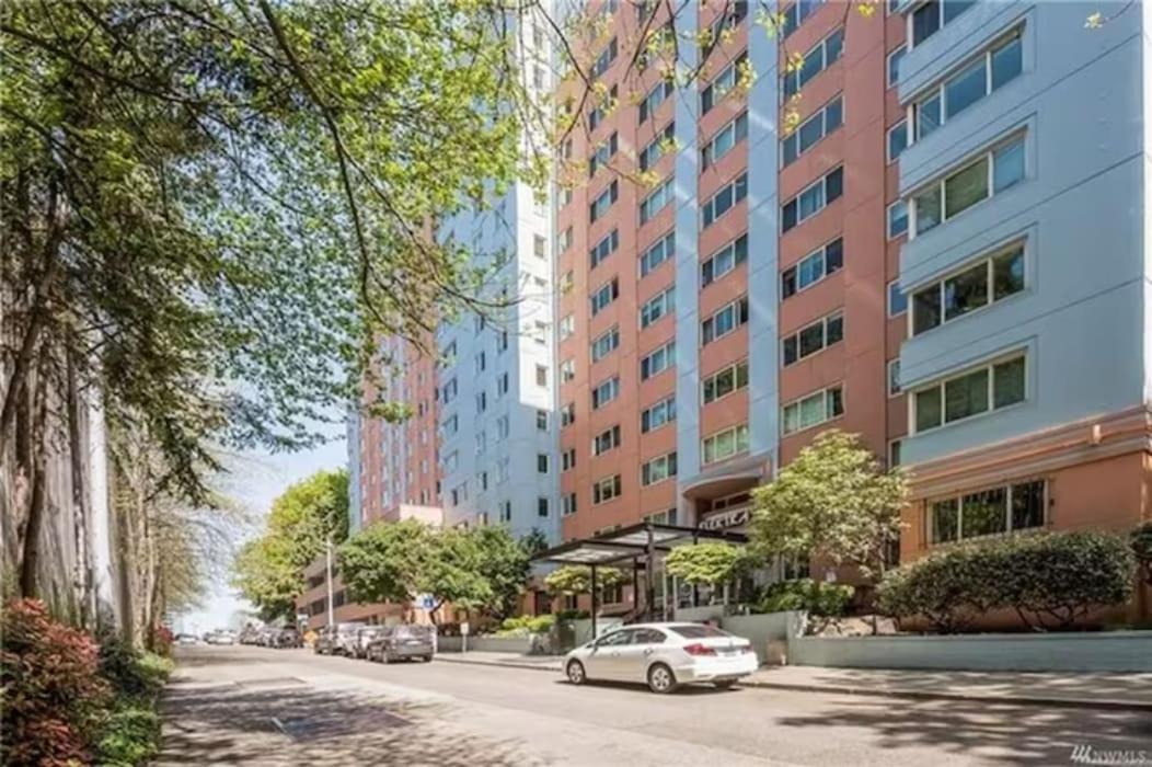 Tranquil 2br Downtown Condo, Parking, King Bed Apartamento
