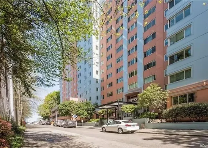 Tranquil 2Br Downtown Condo, Parking, King Bed
