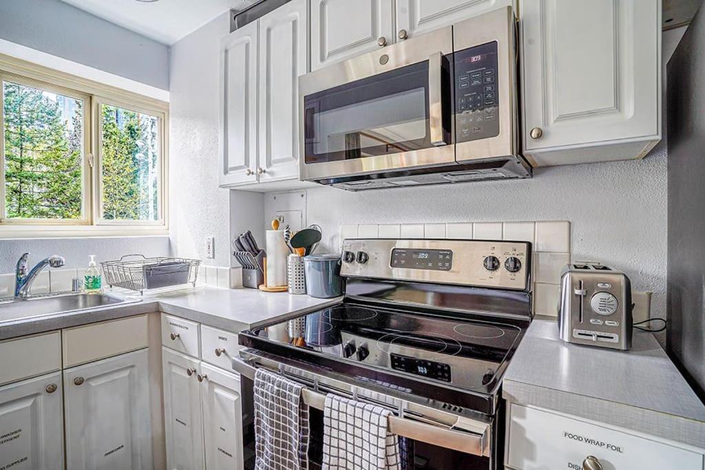 Tranquil 2br Downtown Condo, Parking, King Bed Seattle